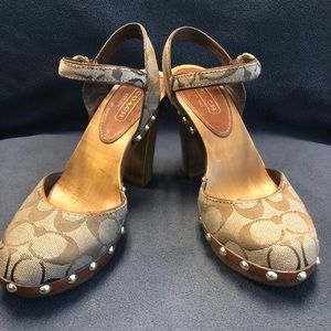 COACH 7.5 Carleen Signature wooden stud sandals